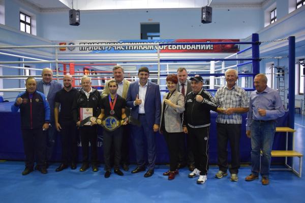Глава Златоустовского городского округа Максим Пекарский поздравил Эдмонда Худояна и его тренера Виктора Фархутдинова с золотой медалью на Первенстве России по боксу