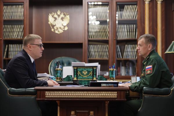 Губернатор Челябинской области Алексей Текслер провел встречу с военкомом Андреем Максуровым  