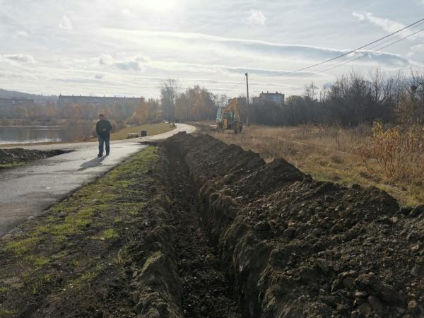 В Златоусте продолжаются работы по устройству линии наружного освещения вдоль пешеходной дорожки вокруг искусственного водоема «Тарелка»
