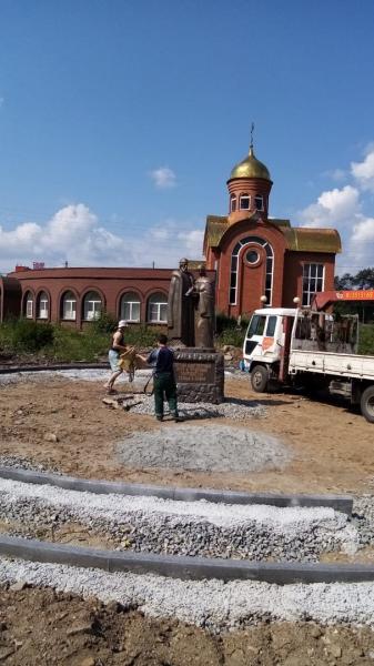 На набережной городского пруда у храма Александра Невского установили памятник святым покровителям семьи 