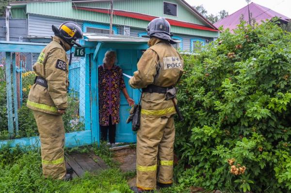 В Златоусте сотрудники МЧС России проводят противопожарные подворовые обходы