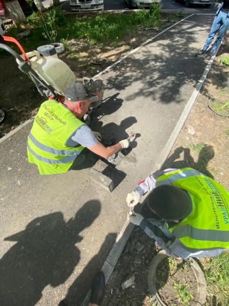 В златоустовских дворах проводят строительный контроль уложенного асфальта