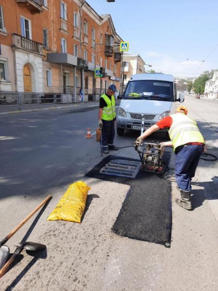 В Златоусте подрядчик проводит гарантийный ремонт участков дороги по ул. Карла Маркса