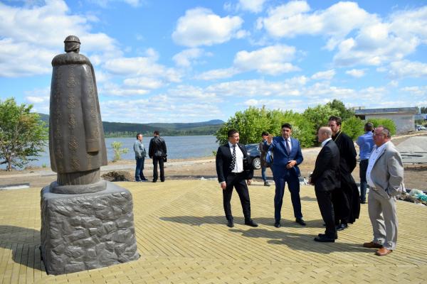 Глава Златоуста Максим Пекарский совместно с депутатом Государственной Думы Олегом Колесниковым проверили ход работ по благоустройству набережной возле храма Александра Невского и встретились с жильцами дома № 5 по улице Аникеева