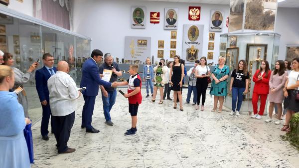 В Златоусте подвели итоги традиционного городского конкурса на лучший эскиз украшенного холодного оружия и гравюры на стали