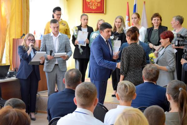 В Златоусте одаренным школьникам вручили именные премии главы округа