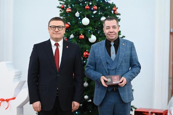 Актер златоустовского театра «Омнибус» получил почетное звание «Заслуженный работник культуры и искусства Челябинской области» из рук главы региона