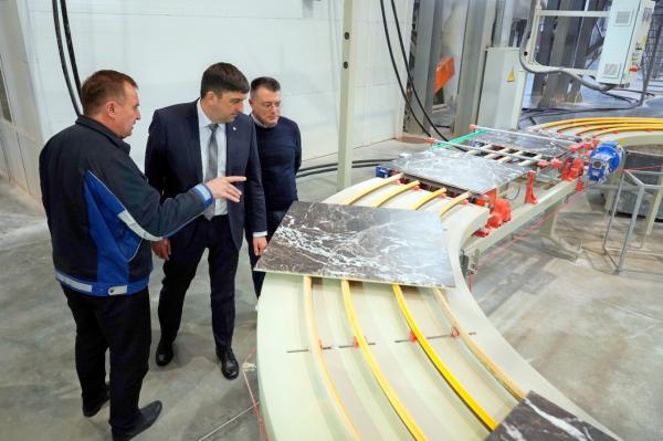 Максим Пекарский посетил завод по производству керамогранита