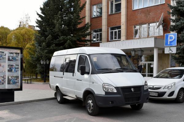В Златоусте Центральной городской библиотеке передали ключи от новой «ГАЗели»