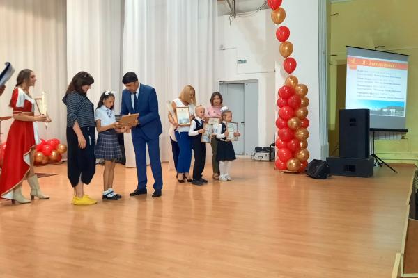 Максим Пекарский наградил победителей краеведческого проекта