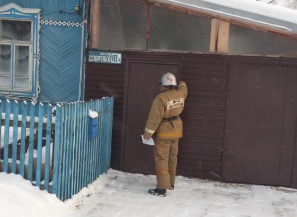 Златоустовские пожарные продолжают подворовой и поквартирный обход населения