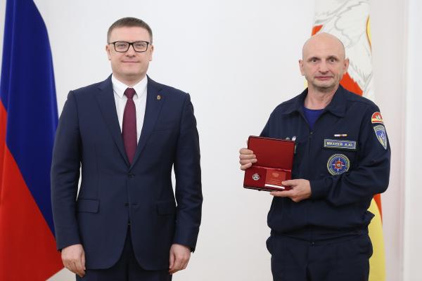 Златоустовец Александр Михеев получил почетное звание «Заслуженный спасатель Российской Федерации» из рук губернатора