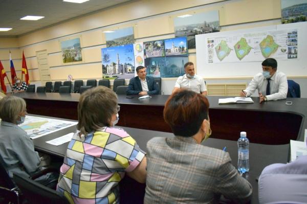 На градостроительном совете, под председательством главы округа Максима Пекарского, обсудили проекты капремонта многоквартирных домов №8 и №11, расположенных на ул. К.Маркса