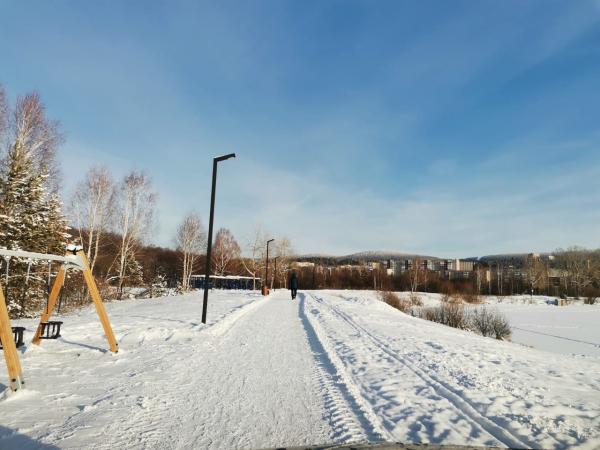 Продолжаются работы по очистке пешеходной дорожки вокруг искусственного водоема «Тарелка»