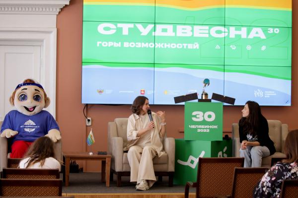 Мастера из Златоуста изготовили переходящий кубок для фестиваля «Весна студенческая» для студентов средних профессиональных учреждений