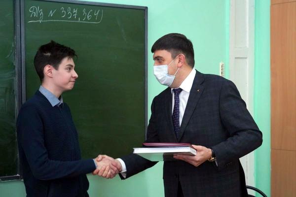 Максим Пекарский поздравил юного златоустовского исследователя с победой в международном конкурсе