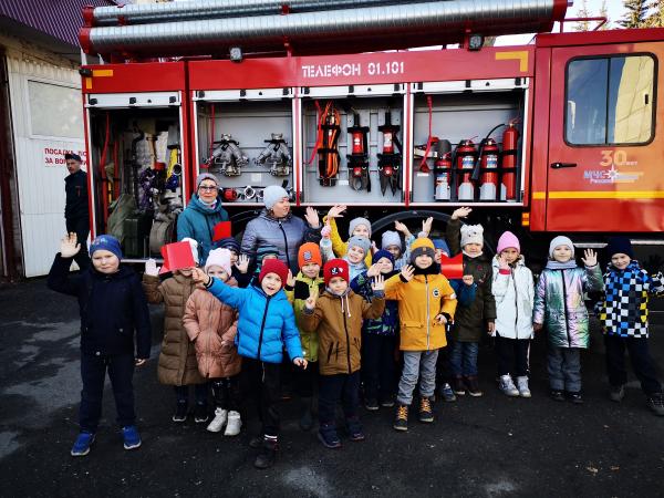 В преддверии празднования Дня отца сотрудники отделов МЧС России посетили златоустовские детские сады и школы