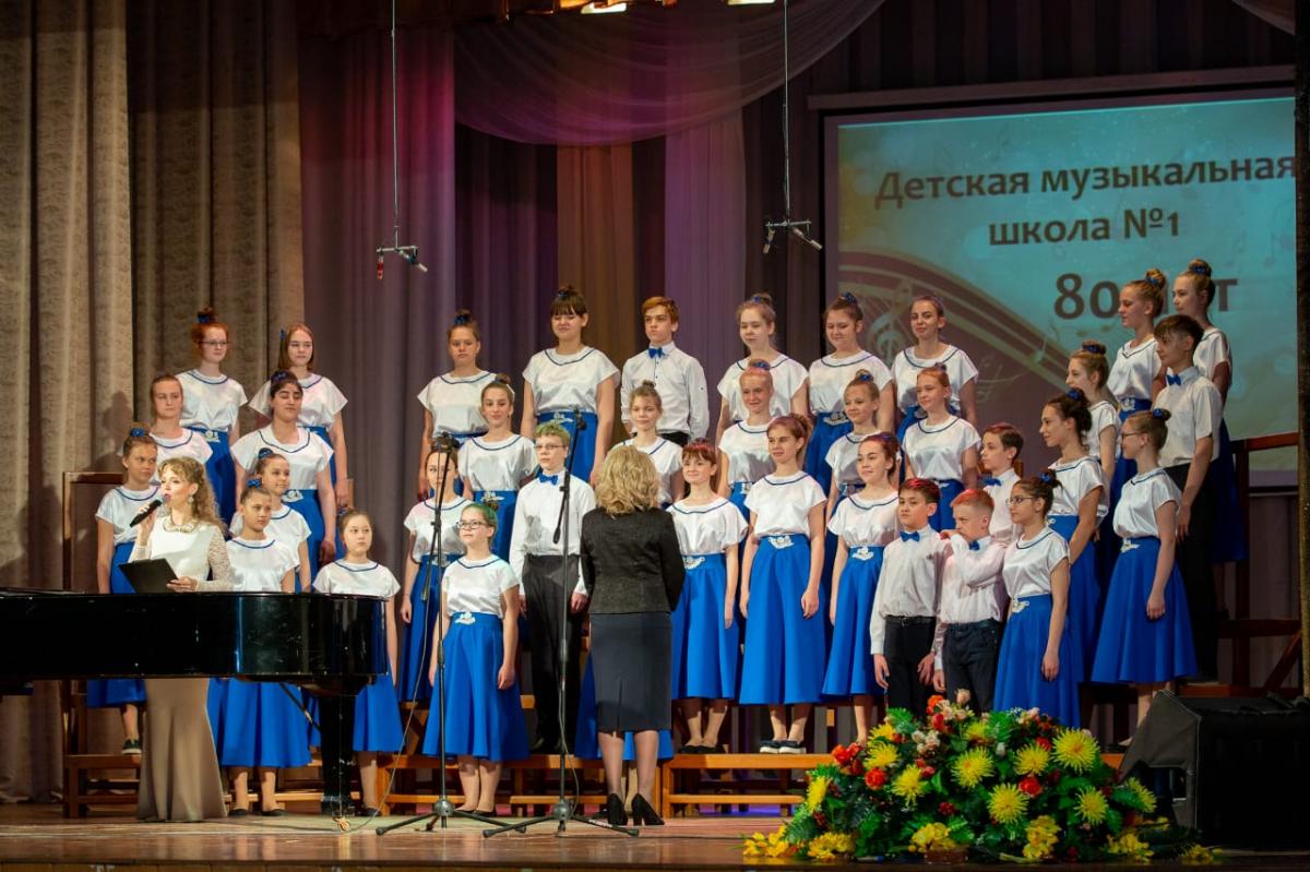 Максим Пекарский поздравил детскую музыкальную школу № 1 с 80-летием
