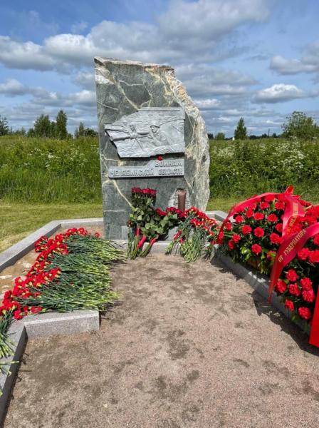 На «Невском пятачке» установили стелу воинам Челябинской области