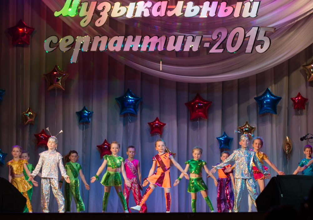 мы артисты в детском саду. просто просто мы маленькие звезды по нотам. детский хор великан звезды. девочка танцует на сцене. маленькие звезды фестиваль.