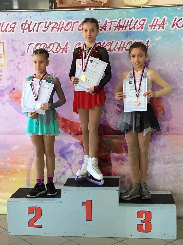 Златоустовские фигуристки завоевали медали межмуниципальных соревнований