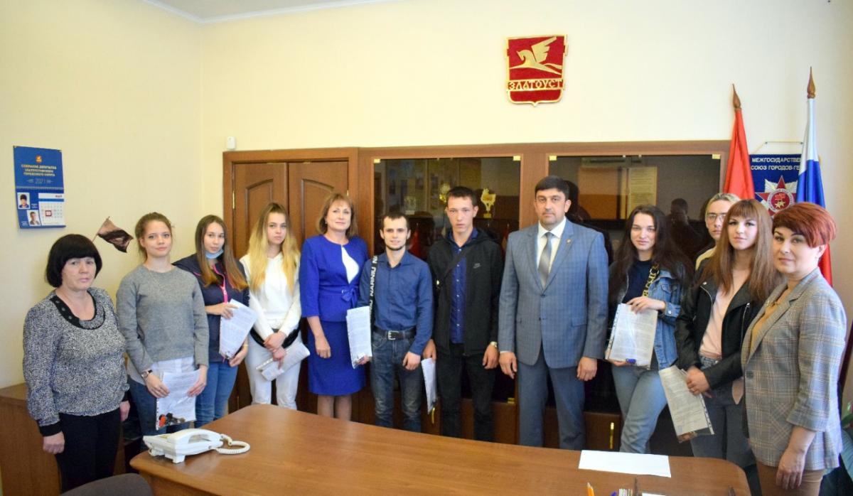 Глава Златоуста вручил ключи от квартир одиннадцати детям-сиротам