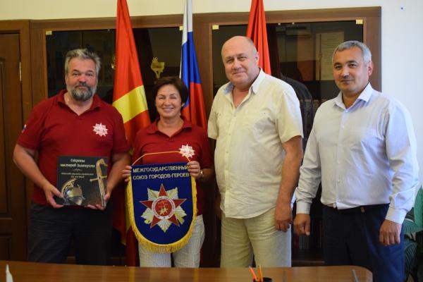 Златоуст встретил участников международной комплексной экспедиции «Трудовая доблесть России. Резервы человечества». Мероприятие посвящено героическому подвигу тружеников тыла, внесших значительный вклад в достижение Победы в годы ВОв