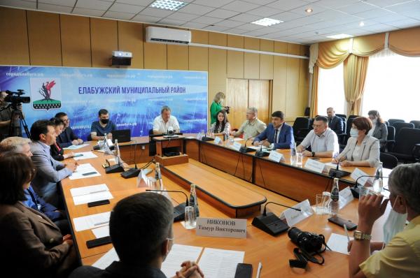 Златоустовская делегация во главе с Максимом Пекарским посетила Елабугу для обмена опытом в сферах экономики, образования, культуры и туризма