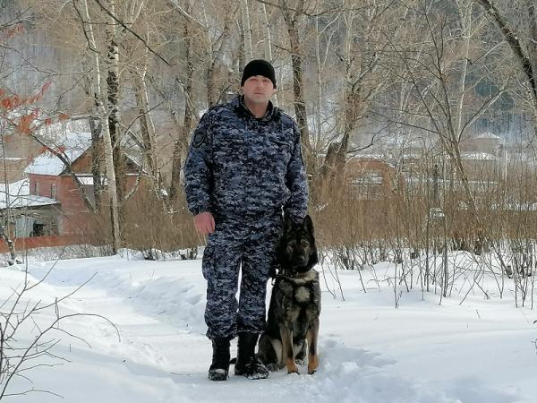В Златоусте кинолог конвойного подразделения спас замерзающего пса