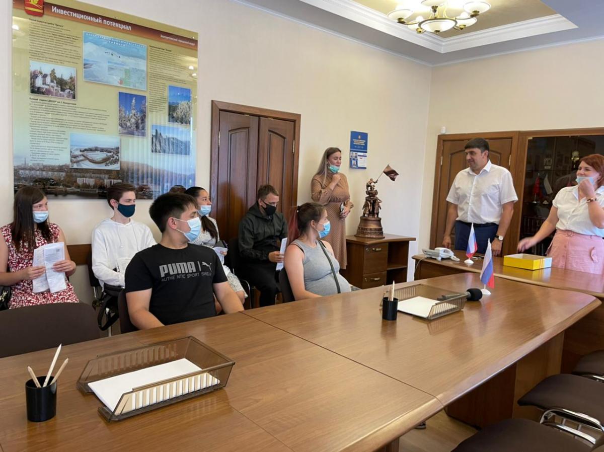 Глава Златоуста вручил ключи от квартир 12 молодым златоустовцам