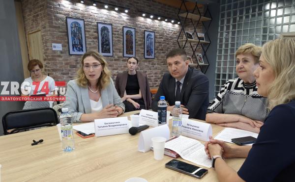В Златоусте в модельной библиотеке «Окна» состоялся «круглый стол» «Счастливые семьи» в рамках развития Челябинской области на 2024 – 2029 годы